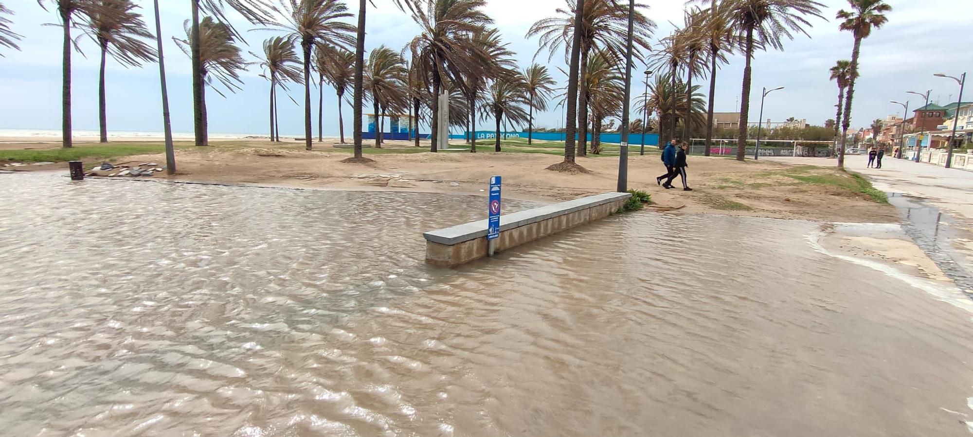 El temporal anega la playa de la Patacona y la fachada marítima de València