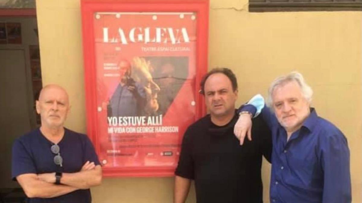 El director, Rafael Campos (izquierda) y el actor Paco Ortega (derecha) junto al también director Fernando Salvador.