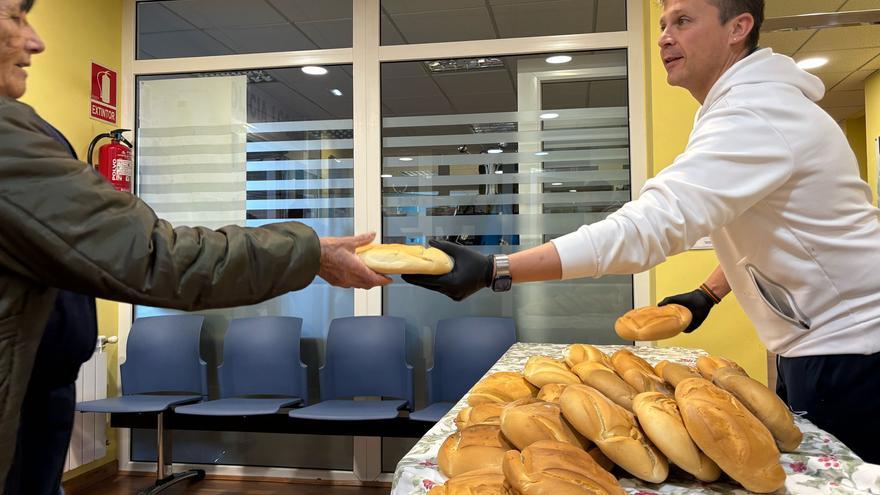 Benavente comienza el Día de La Veguilla con el tradicional reparto de pan