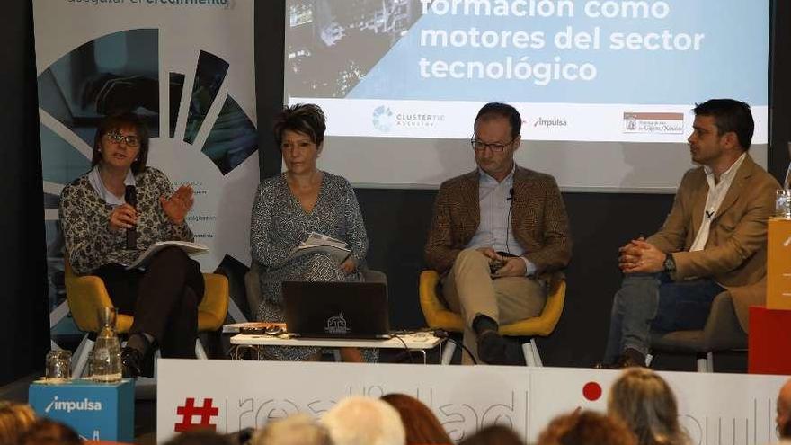 Por la izquierda, Pilar Varela, Teresa Vega, Javier Cueli y Juan Carlos Campo, en el debate celebrado ayer.