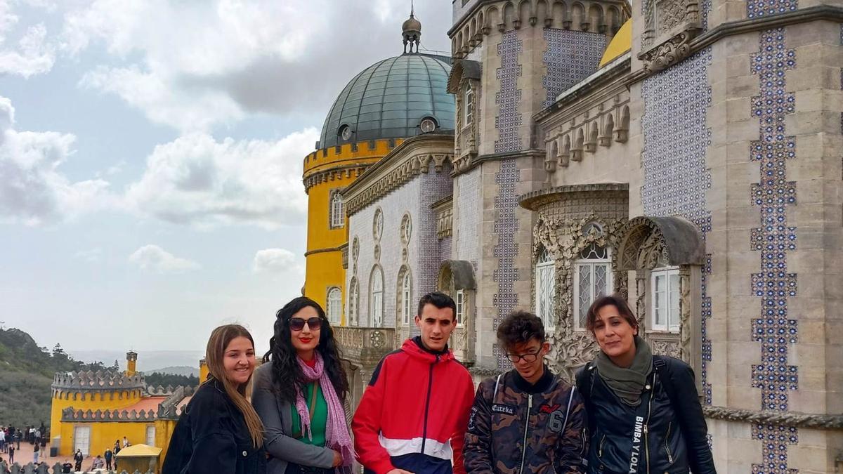 Alumnos y profesora durante una visita cultural