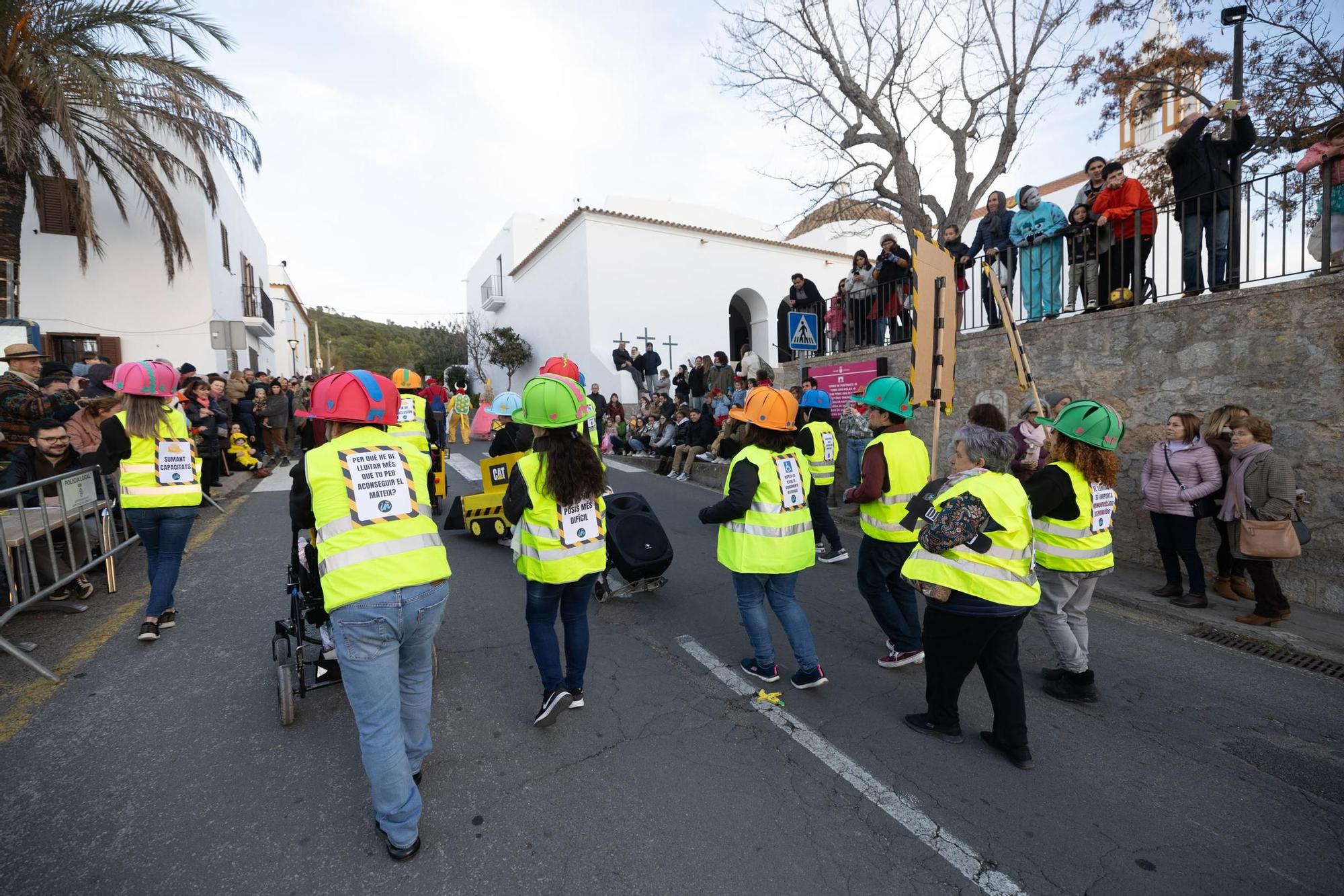 Mira aquí las imágenes de la rúa de carnaval en Sant Joan