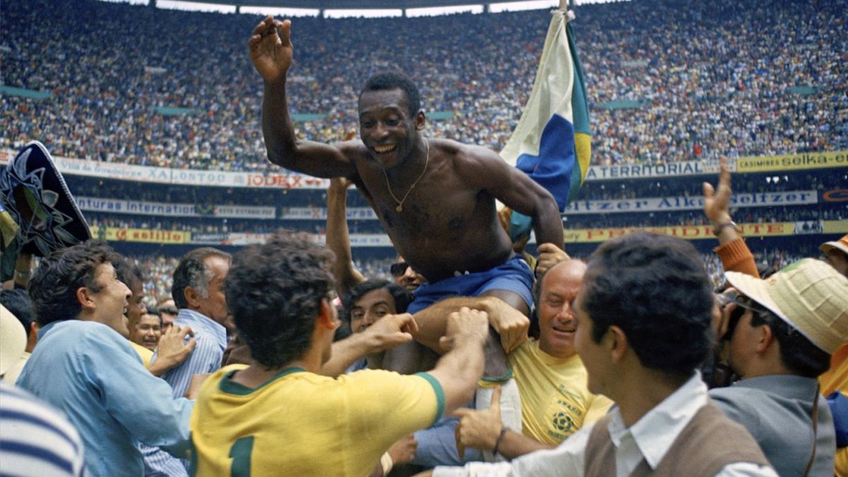 Pelé, sacado a hombros tras la conquista del Mundial de 1979 (4-1 a Italia) en el estadio Azteca.
