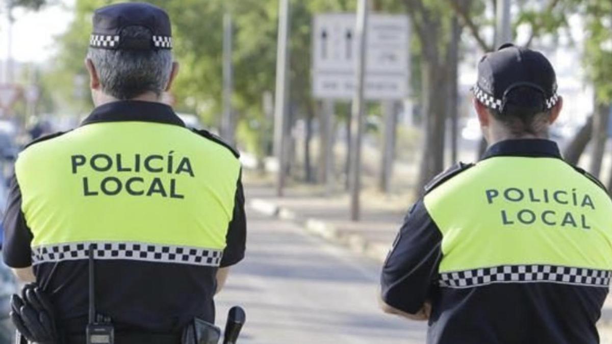 Imagen de archivo de dos agentes de la Policía Local de la Vall d'Uixó.