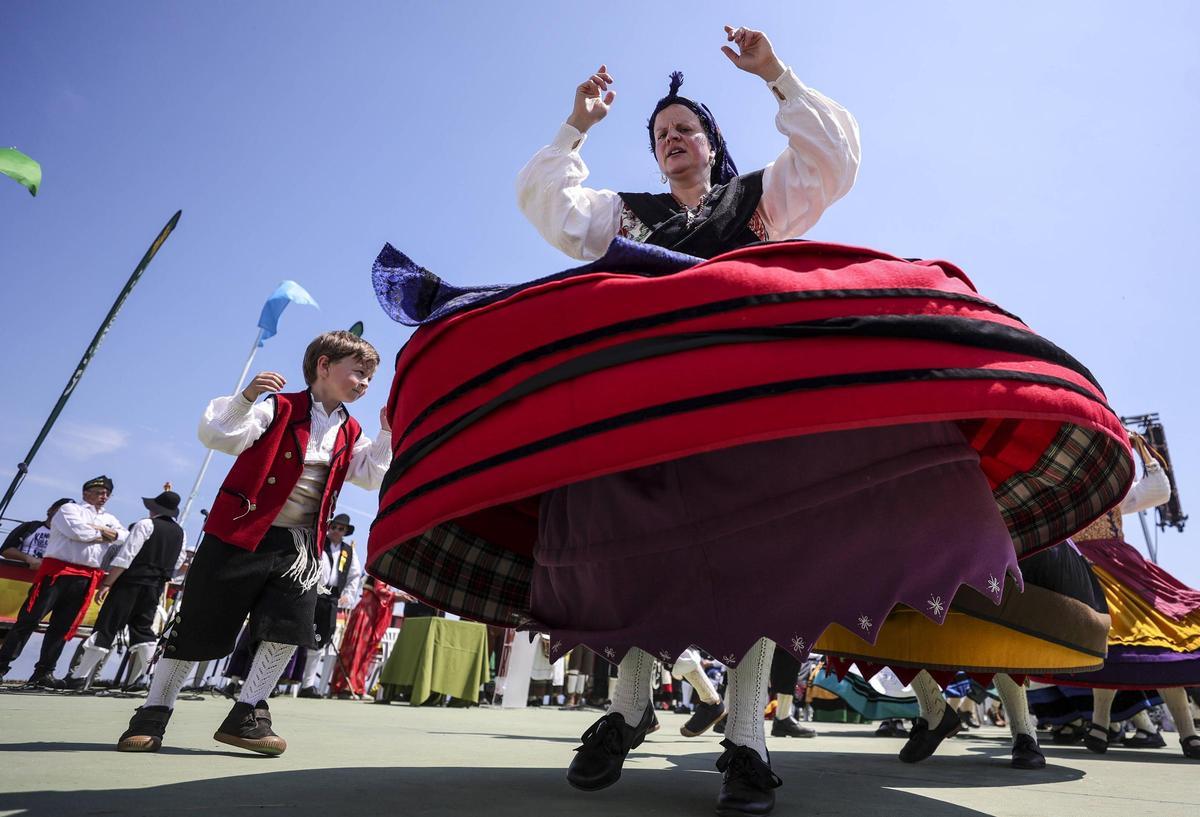 En imágenes: Así es la boda vaqueira que cada último domingo de julio llena la braña de Aristébano