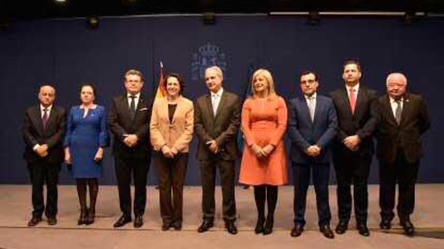 La ministra de Trabajo (cuarta por la izquierda) con la nueva dirección del Consejo General de Graduados Sociales.| L. O