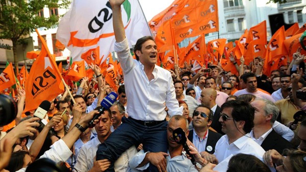 Passos Coelho, rodeado de seguidores, durante la campaña electoral, el pasado día 2, en Oporto.