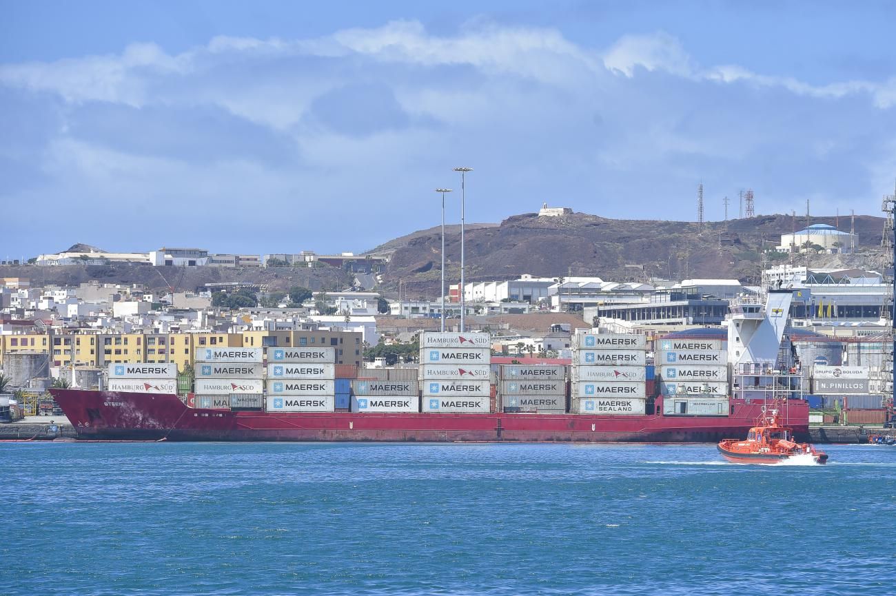 Un portacontenedores provoca un vertido de 2.000 litros de fuel en el Puerto