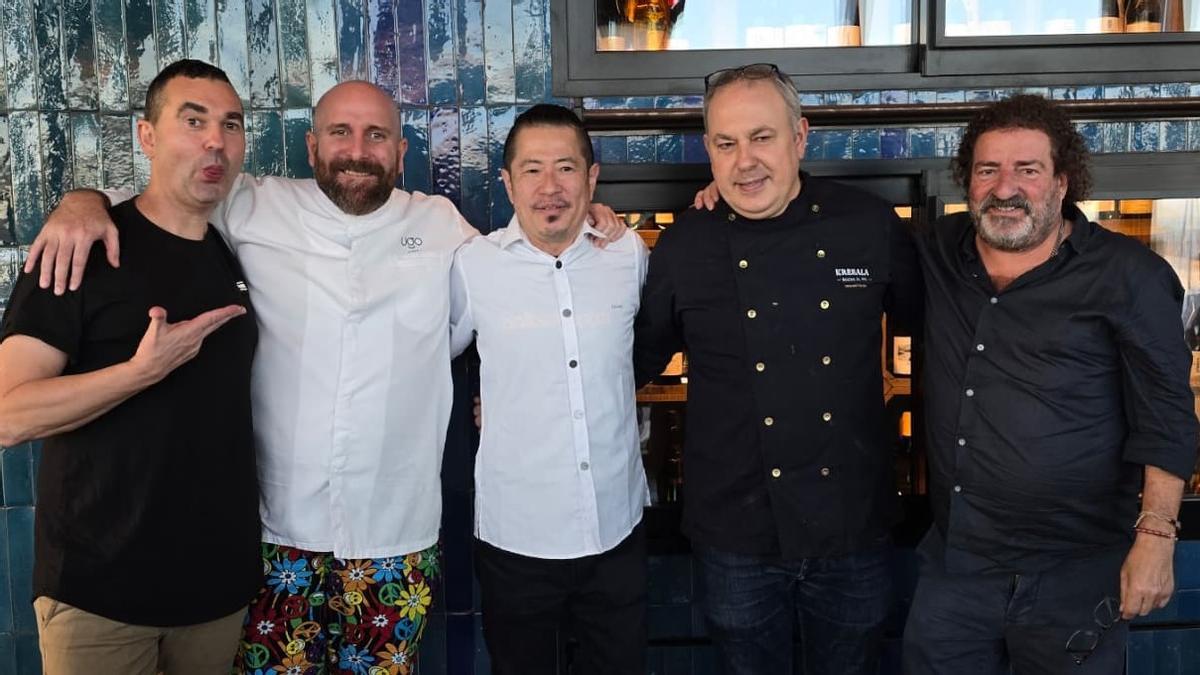El vitivinicultor Oxer Bastegieta (Oxer Wines) y los chefs Hugo Muñoz, Hideki Matsuhisa, Gregorio Tolosa e Iñaki López de Viñaspre, en Kresala, donde sirvieron un menú a base de angulas.