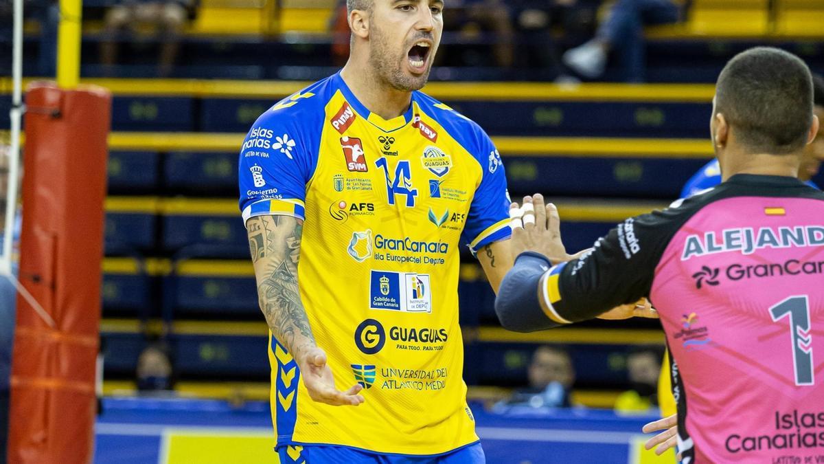 Dos deportistas del Guaguas celebran la victoria ante los turolenses.