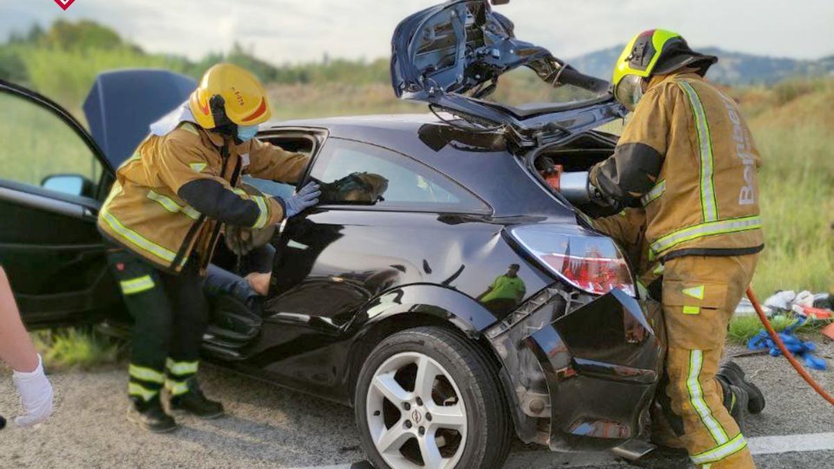 Los bomberos trabajan en el lugar del siniestro