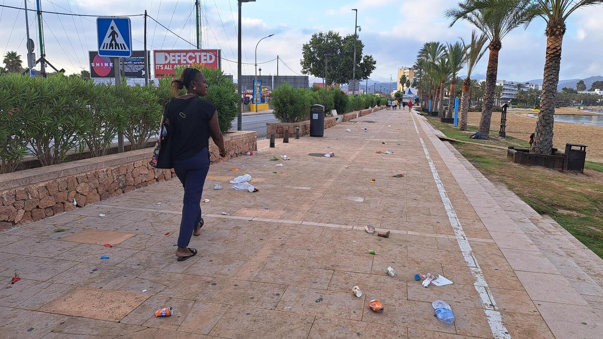 Galería de imágenes de la suciedad en el la playa de s'Arenal de Sant Antoni a primera hora de la mañana Galería de imágenes de la suciedad en el la playa de s'Arenal de Sant Antoni a primera hora de la mañana