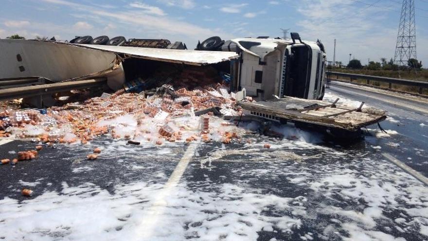 Un tráiler vuelca en la A-7 a la altura de Crevillent y corta el tráfico durante horas