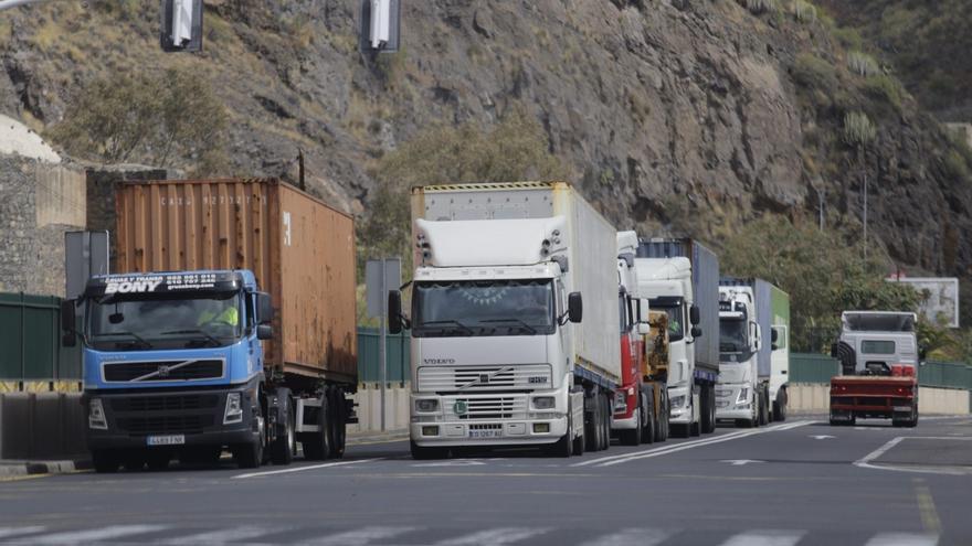 El transporte de Canarias exige a Sánchez subir a 40 céntimos la ayuda al combustible