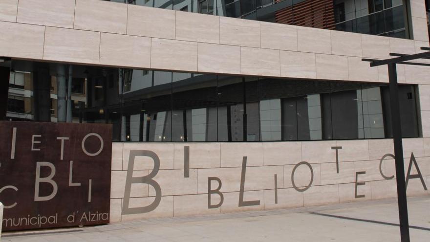 Alzira aplaza las devoluciones bibliotecarias