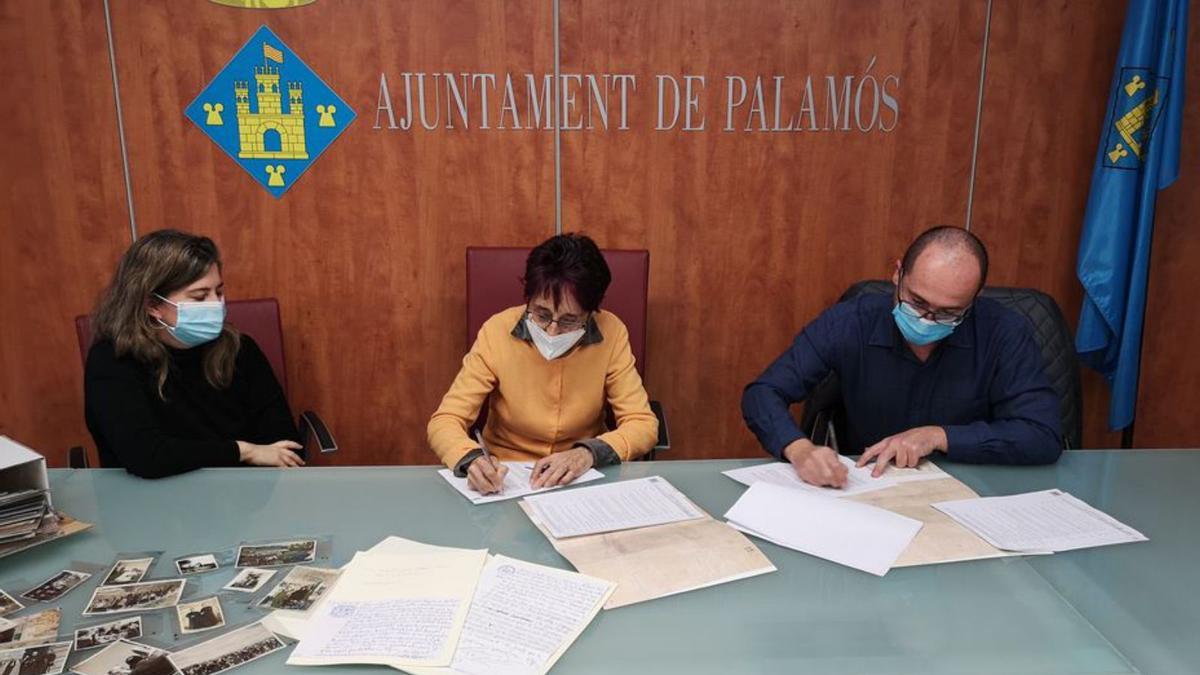 La signatura de la cessió dels documents.  | AJUNTAMENT DE PALAMÓS