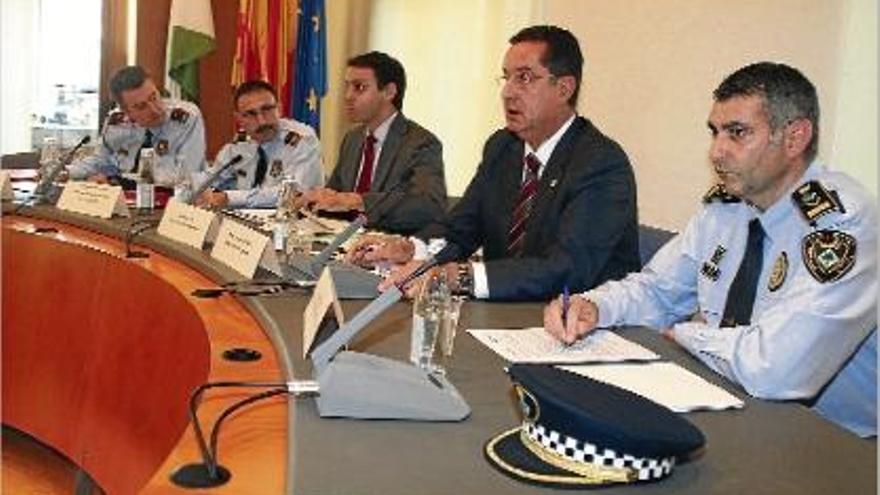 El director general de la Policia, Manel Prat, al centre, amb l&#039;alcalde de Lloret, Romà Codina, al costat.