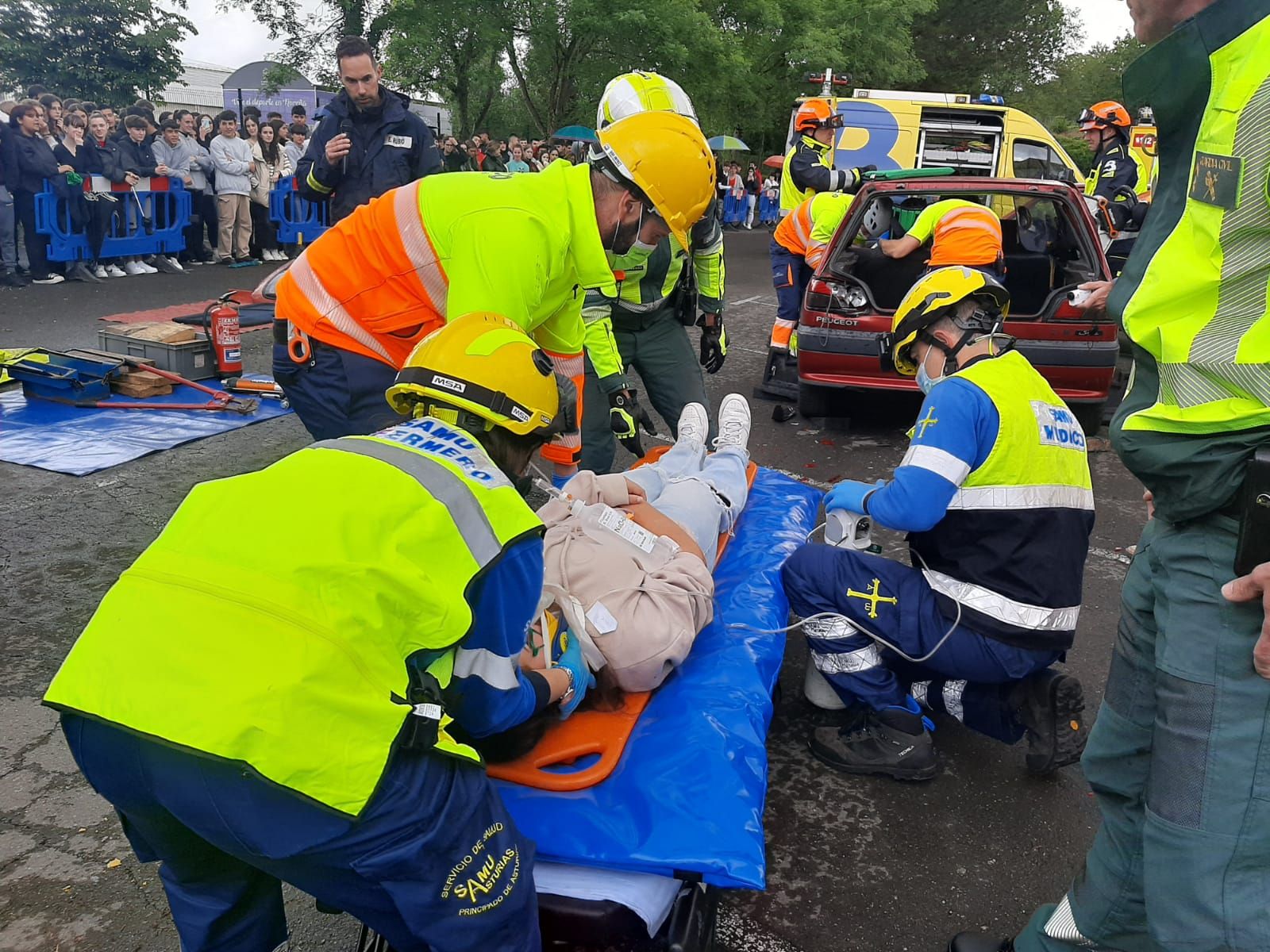 El IES de Noreña se examina de Emergencias: así ha sido el simulacro de accidente celebrado en el centro