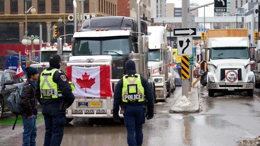 La policía canadiense empieza a desalojar uno de los puentes bloqueados en la frontera con EEUU