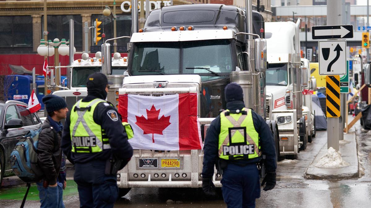 La Policía canadiense empieza a desalojar el bloqueo del puente Ambassador.