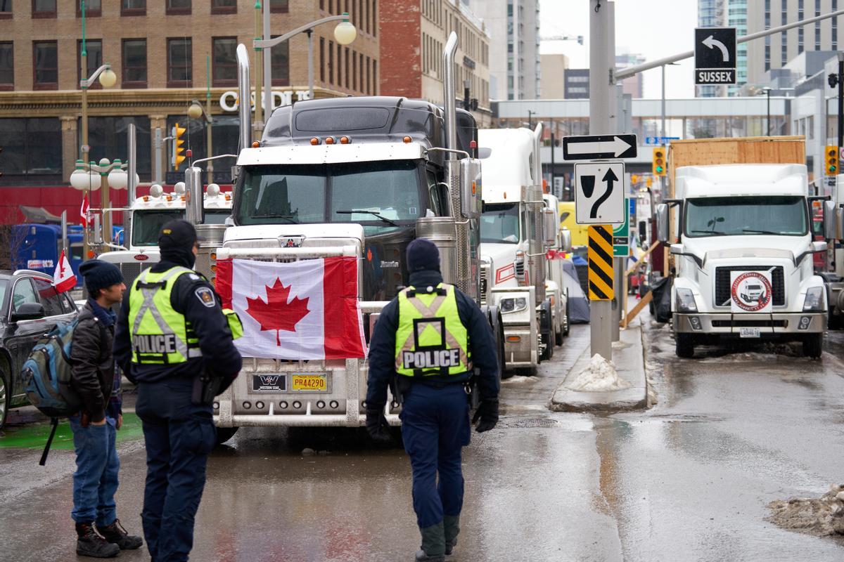 La Policía canadiense empieza a desalojar el bloqueo del puente Ambassador.