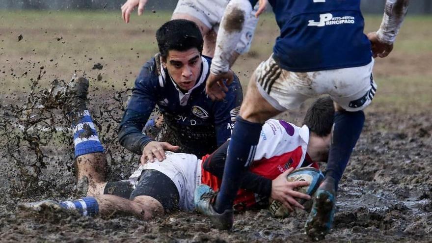 Una acción del partido Real Oviedo Rugby-Durango en el campo del Naranco.