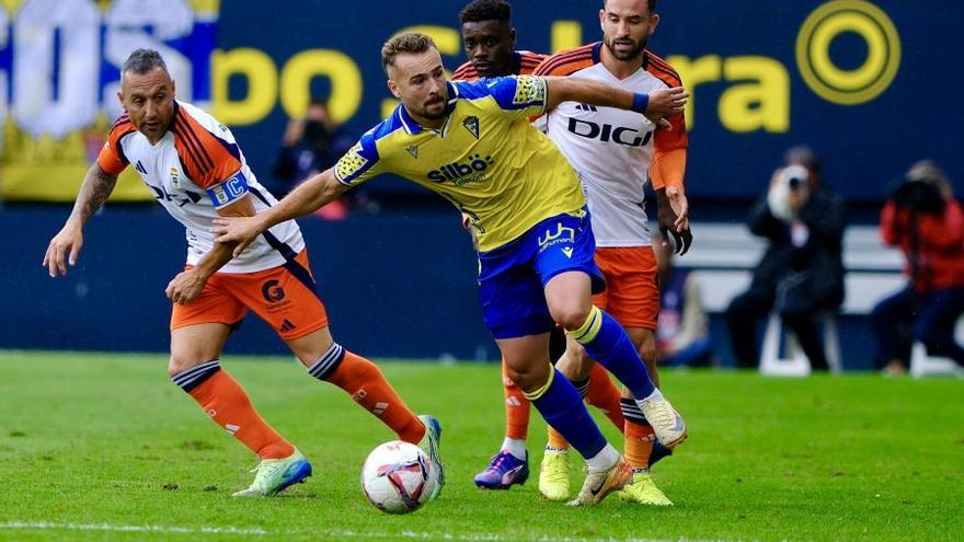 El vestuario del Oviedo no pone excusas a la derrota en Cádiz: “Es simple: Mordieron más que nosotros”