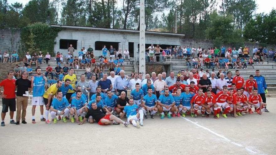 Los dos equipos y los homenajeados, ayer en O Carqueixal. // FdV