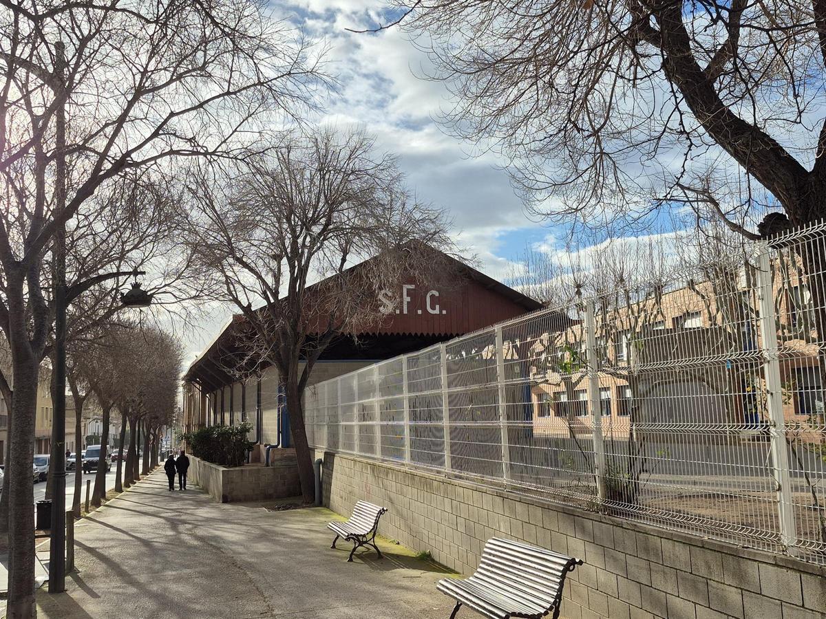 Imatge d’un dels principals edificis de l’escola l’Estació i antic edifici de l’antiga estació de tren.