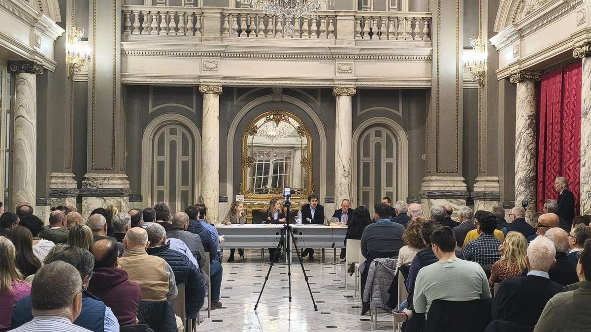Un momento del sorteo en el salón de cristal del ayuntamiento.