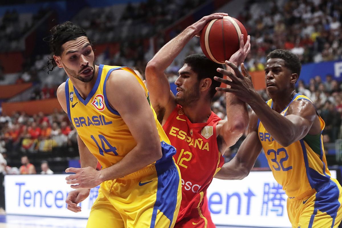 Jakarta (Indonesia), 16/08/2023.- Santiago Aldama of Spain (C) in action against Leonardo Meindl of Brazil (L) during the FIBA Basketball World Cup 2023 group stage match between Brazil and Spain in Jakarta, Indonesia, 28 August 2023. (Baloncesto, Brasil, España) EFE/EPA/ADI WEDA