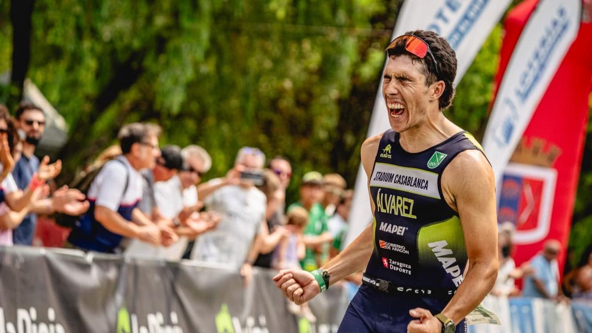 Javier Álvarez celebra su llegada a meta en el Nacional de Duatlón, donde obtuvo el oro sub-23 y la plata absoluta.
