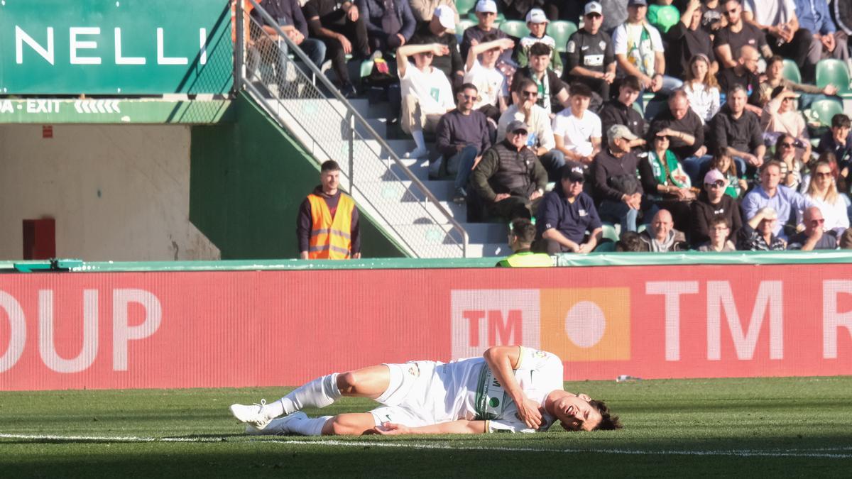 Pere Milla se duele en el suelo durante el partido del pasado sábado contra el Villarreal en el estadio Martínez Valero.