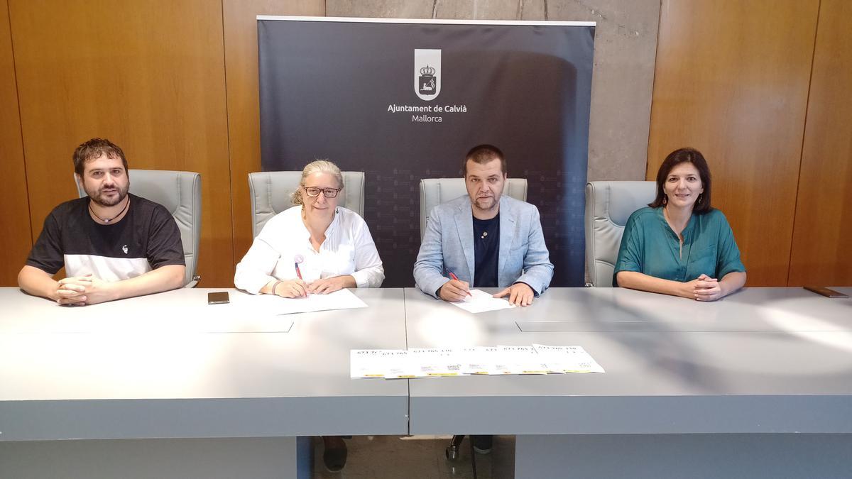 Un momento de la firma del acuerdo de adhesión, este lunes en Calvià.