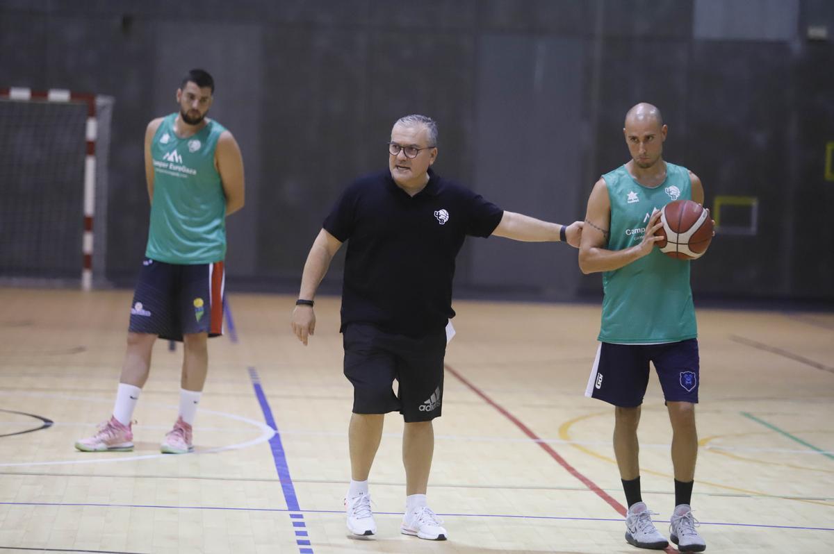 Burgos, junto al técnico Rafa Gomáriz en un entrenamiento en Valdeolleros.