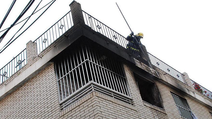 Fuego. Los bomberos informaron de que el interior de la vivienda había quedado completamente calcinado.