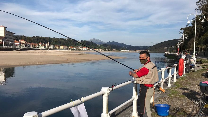 Javier García Granda, campeón de Asturias de pesca sin muerte corcheo-mar, en la Ría de Ribadesella