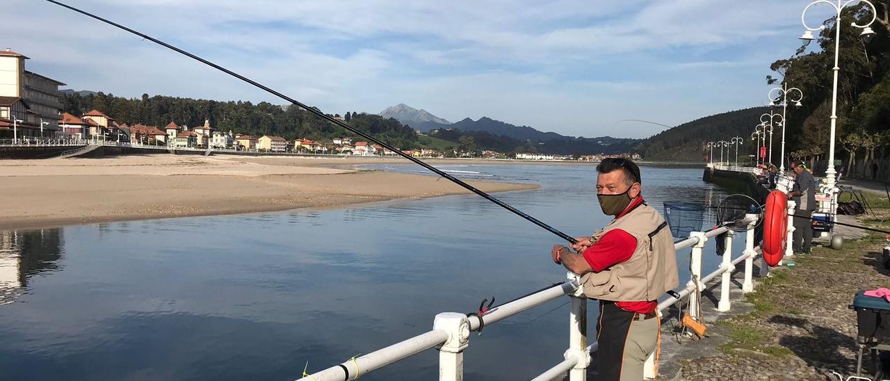 Uno de los competidores, en la ría de Ribadesella.