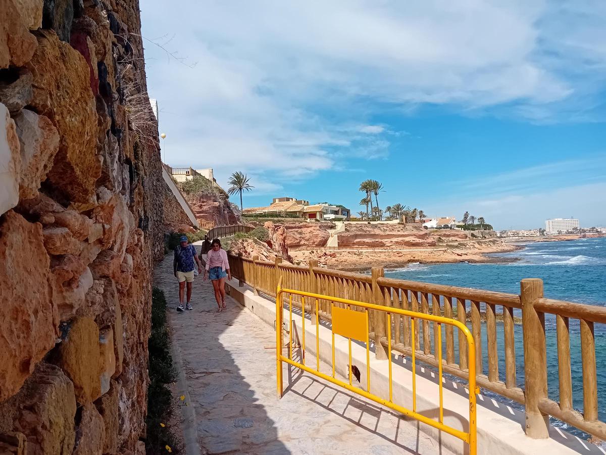Dos tramos del Sendero Azul de Orihuela Costa "cortados": peligro de derrumbe