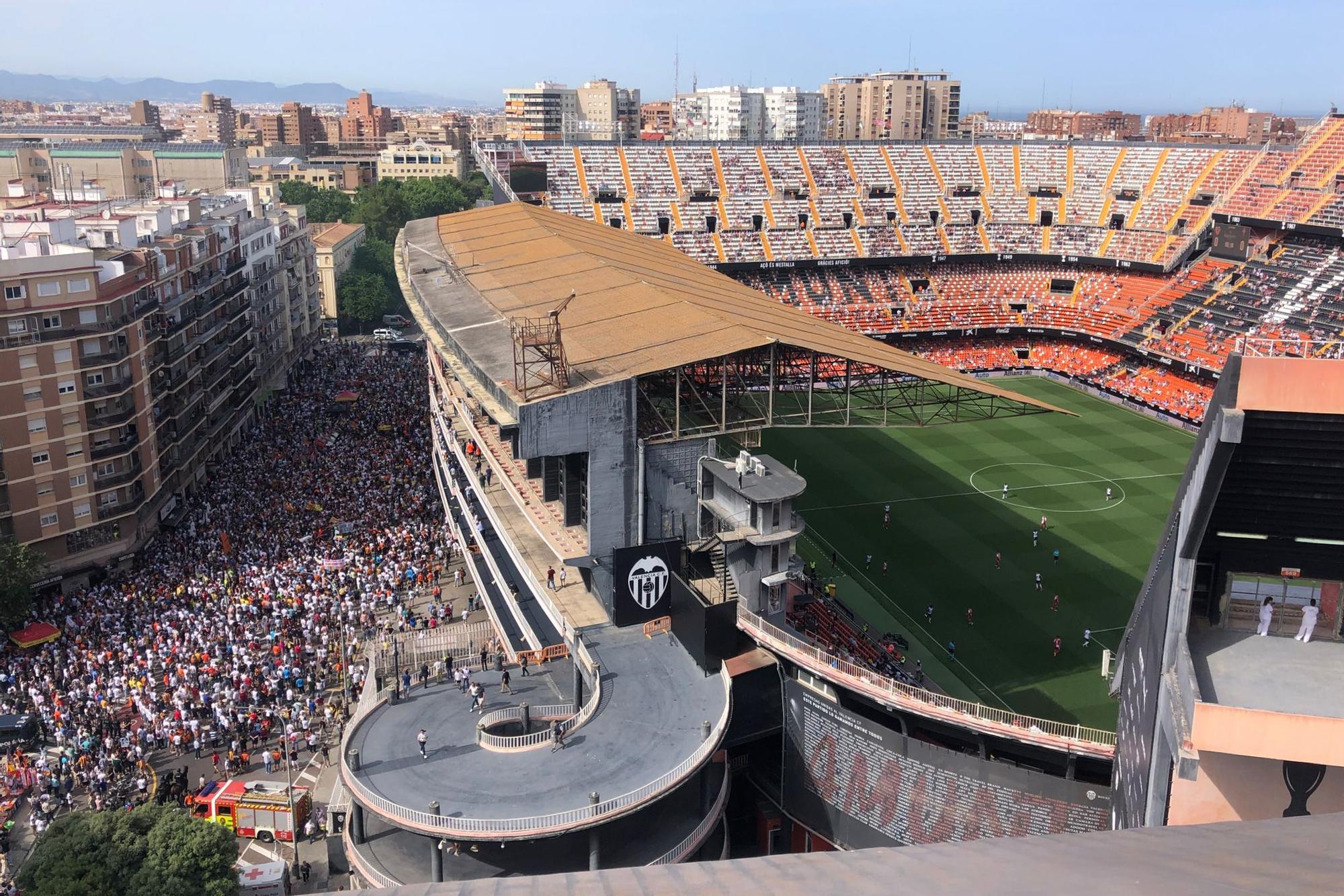 La afición del Valencia CF grita contra Meriton