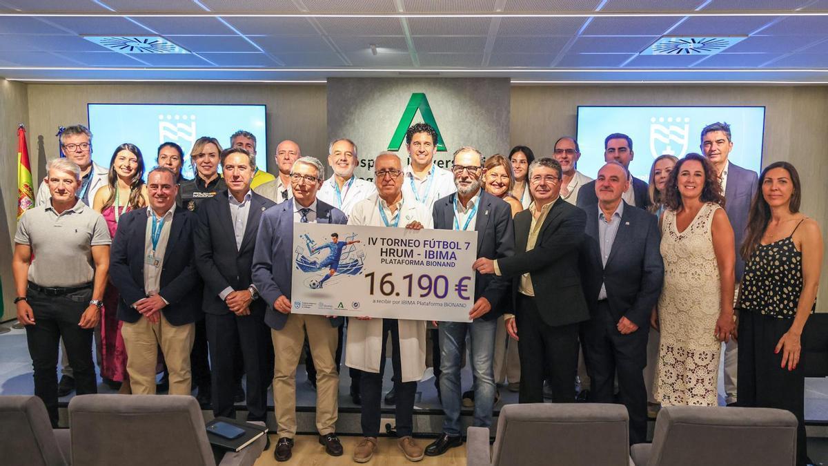 IBIMA recibe un cheque de 16.190 euros para investigación biomédica.