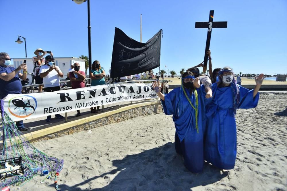 Centenares de personas se concentran en Villananitos para alertar del mal estado del Mar Menor