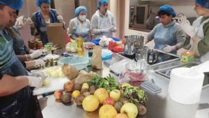 All i ceba, una de las actividades de la cocina comunitaria.