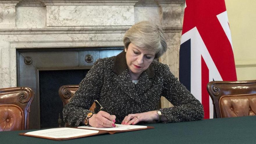 May firma el documento que inicia la salida de Reino Unido.