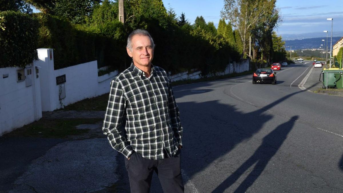 Carlos Sánchez, vecino con pozo negro, en su calle de la avenida de Nueva York.   | // VÍCTOR ECHAVE