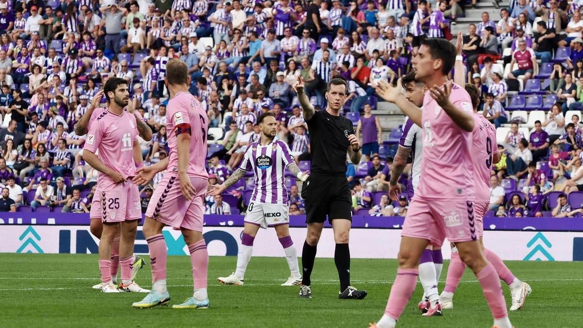 Los jugadores de Eldense y Valladolid se preparan para un saque de esquina en el estadio José Zorrilla.