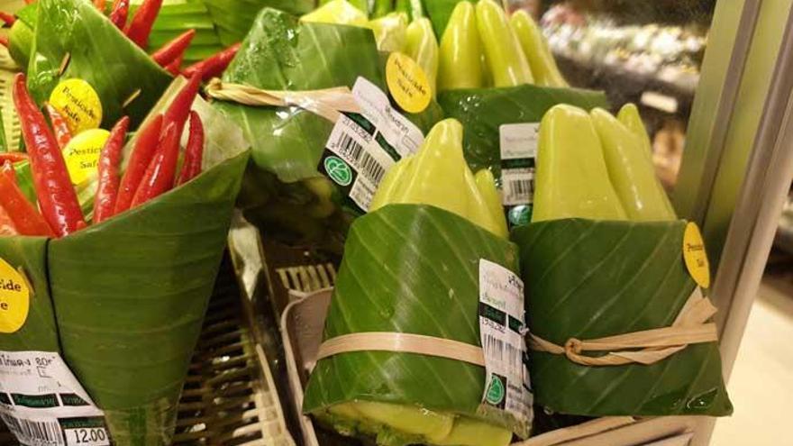 Verduras envueltas en hojas de plástico.