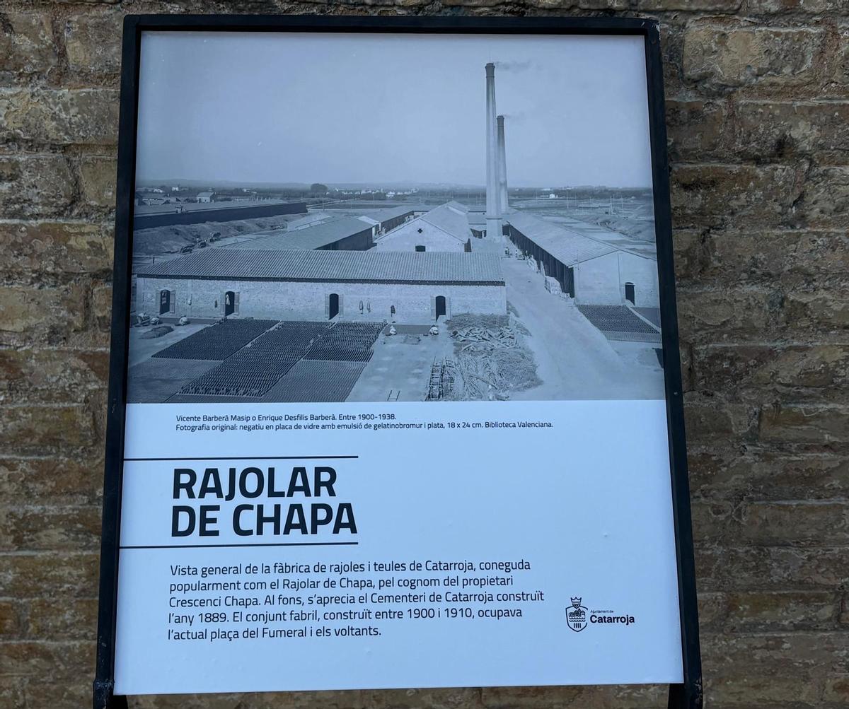 Cartel puesto en el fumeral de la Chapa de Catarroja.