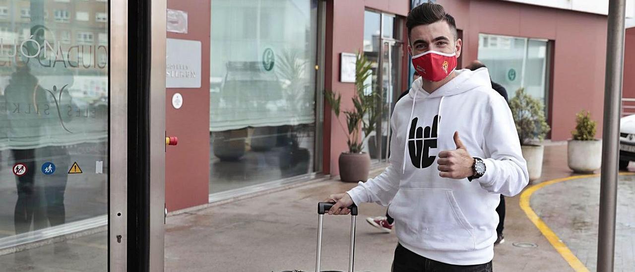 Víctor Campuzano, a su llegada a Gijón el pasado martes, con una sudadera de su marca.