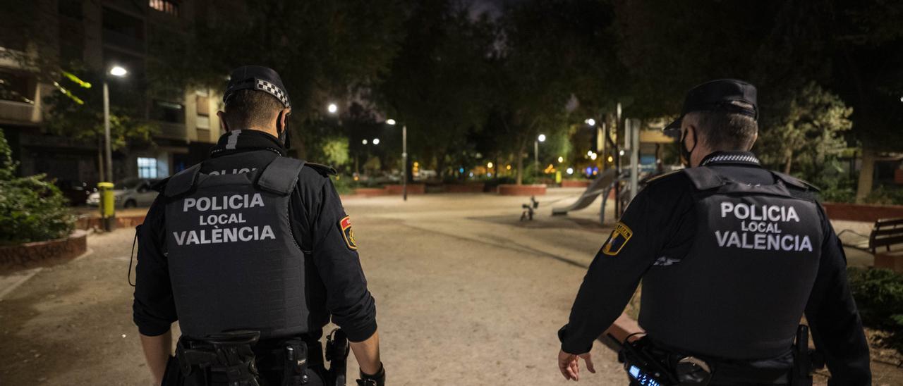 Dos agentes patrullan València, dentro de un operativo para prevenir botellones.